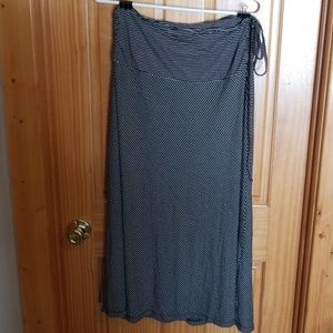 Mid length striped stretchy skirt